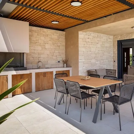 Modern Vallis With Pool And Jacuzzi In *