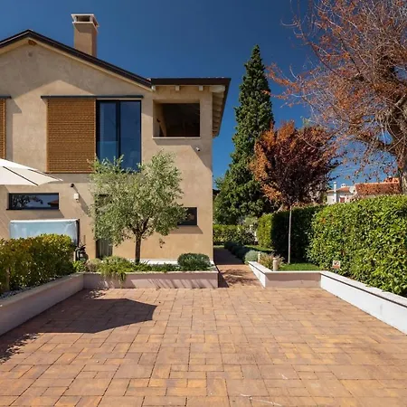 Modern Vallis With Pool And Jacuzzi In *