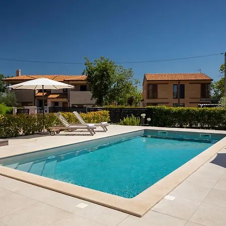 Vila Modern Vallis With Pool And Jacuzzi In