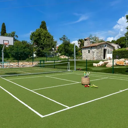 Modern Vallis With Pool And Jacuzzi In Villa Poreč