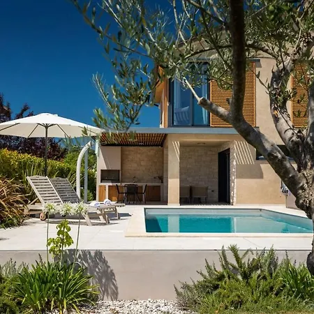 Modern Vallis With Pool And Jacuzzi In فيلة *
