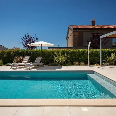 Modern Vallis With Pool And Jacuzzi In
