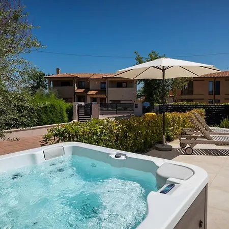 فيلة Modern Vallis With Pool And Jacuzzi In *
