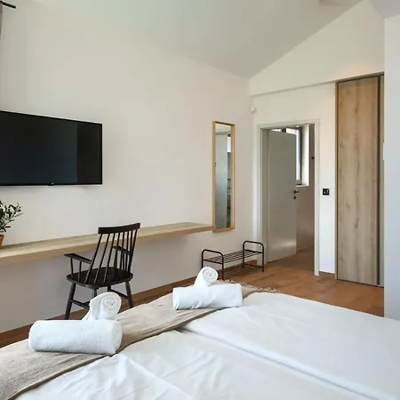 Modern Vallis With Pool And Jacuzzi In فيلة بوريتش