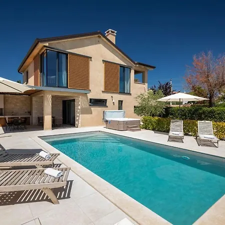 Modern Vallis With Pool And Jacuzzi In فيلة *