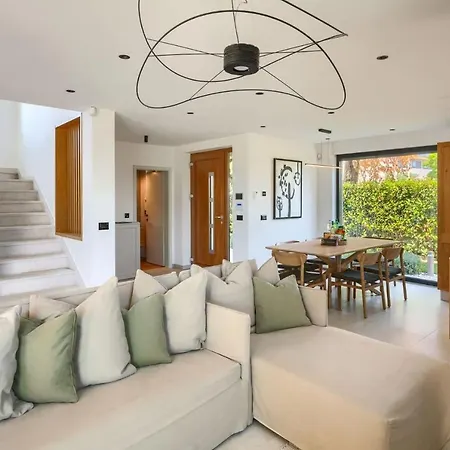 فيلة Modern Vallis With Pool And Jacuzzi In