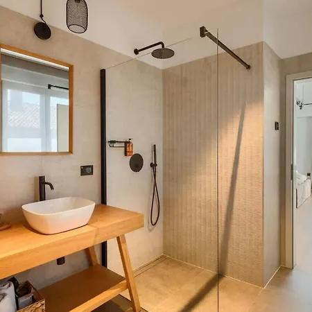 Modern Vallis With Pool And Jacuzzi In *