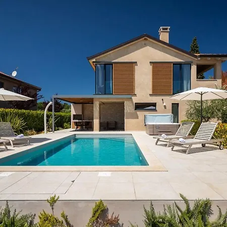 Modern Vallis With Pool And Jacuzzi In فيلة بوريتش