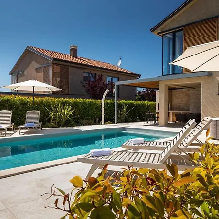 فيلة Modern Vallis With Pool And Jacuzzi In *