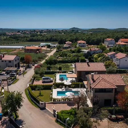 Modern Vallis With Pool And Jacuzzi In فيلة